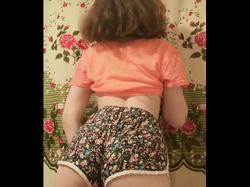 ❤️ 性感的年轻宝贝在镜头前脱下她的短裤 ❌ Quality porn